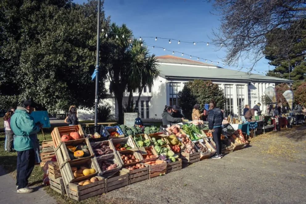 La Feria Agroecológica de Viedma recorre los barrios cada jueves con producción local y precios accesibles