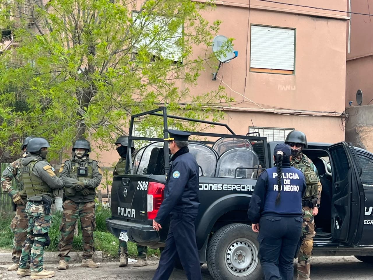 Se realizaron cinco allanamientos por una causa de robo en el barrio Ceferino de Viedma