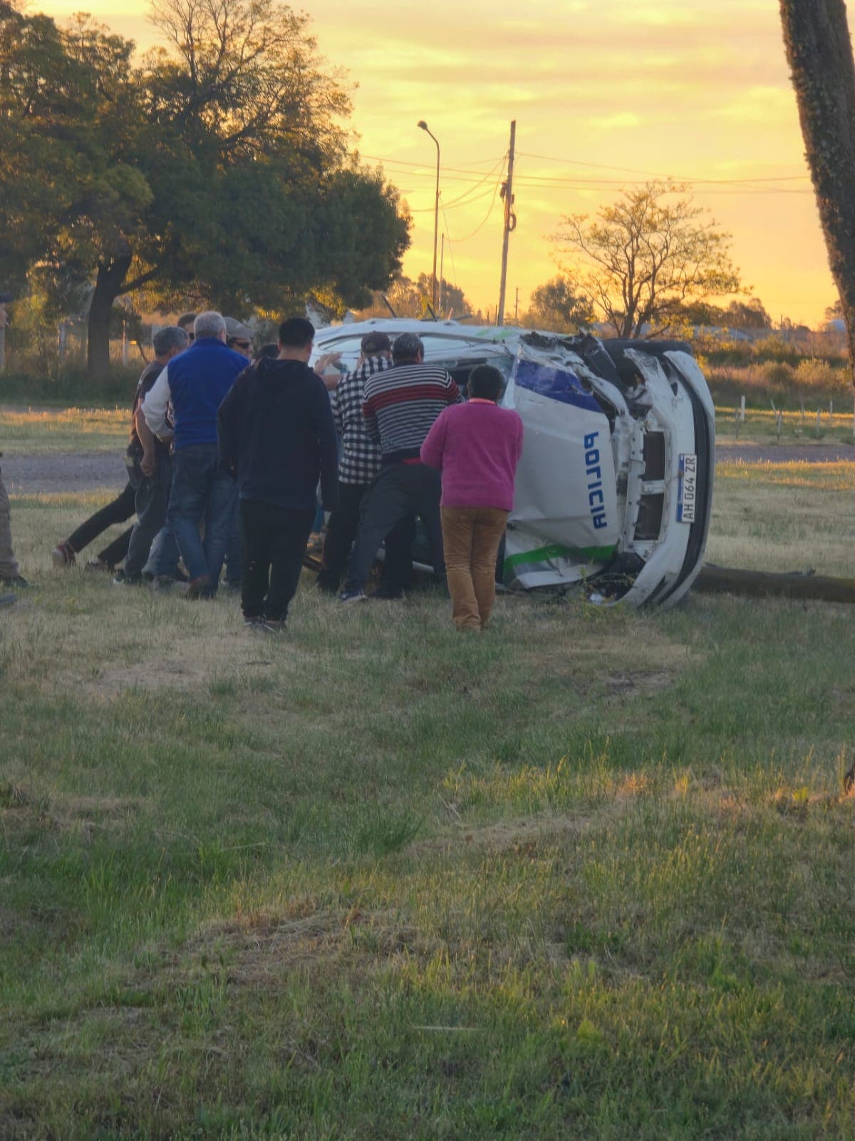 Fuerte impacto entre un móvil policial y una camioneta en la Ruta N°1 cerca de Fridevi