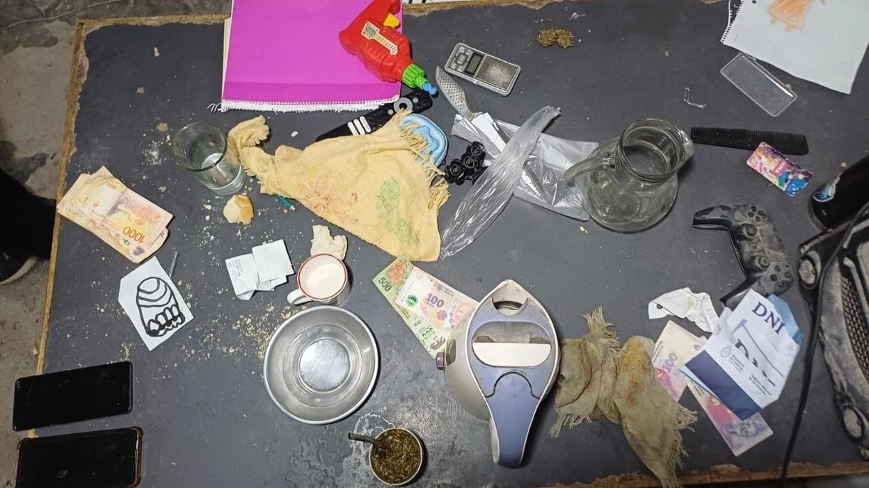 En varios allanamientos en Viedma secuestraron marihuana, una balanza y otros elementos
