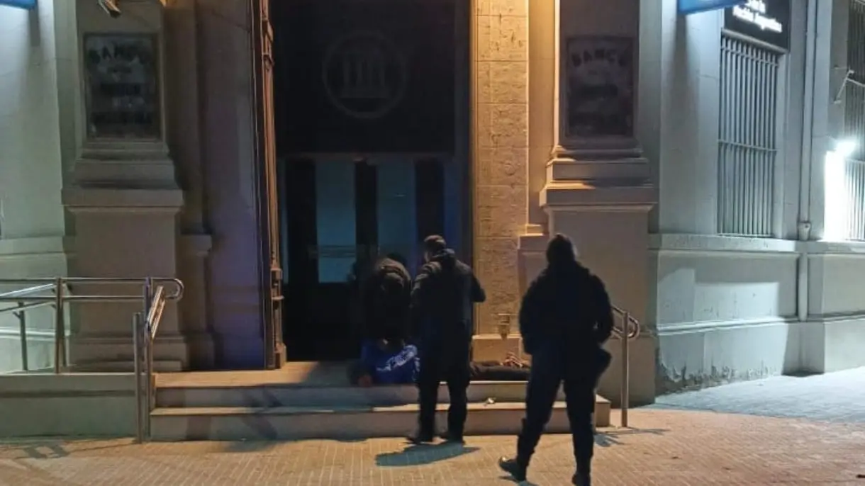 Atraparon a un delincuente dentro del Banco Nación de San Antonio Oeste que intentó desprenderse de un manojo de llaves