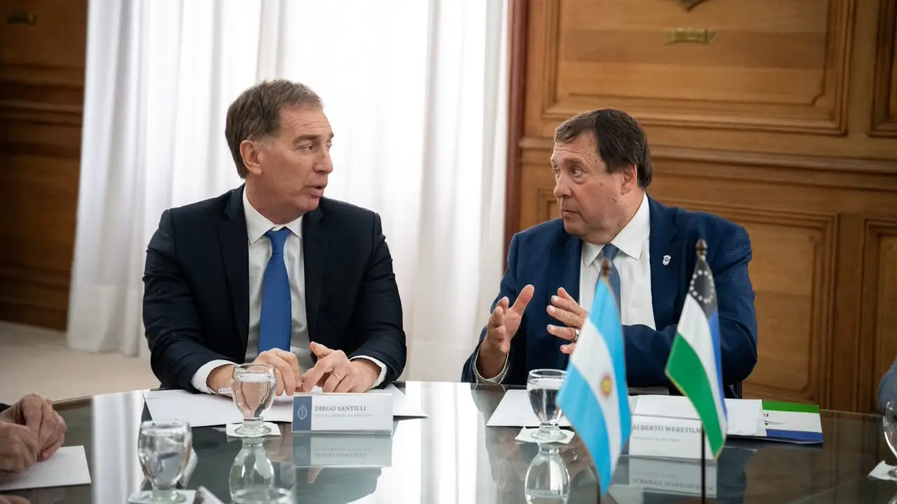 Weretilneck firmó el acuerdo para que el Gobierno de Río Negro se haga cargo de las rutas nacionales 22 y 151