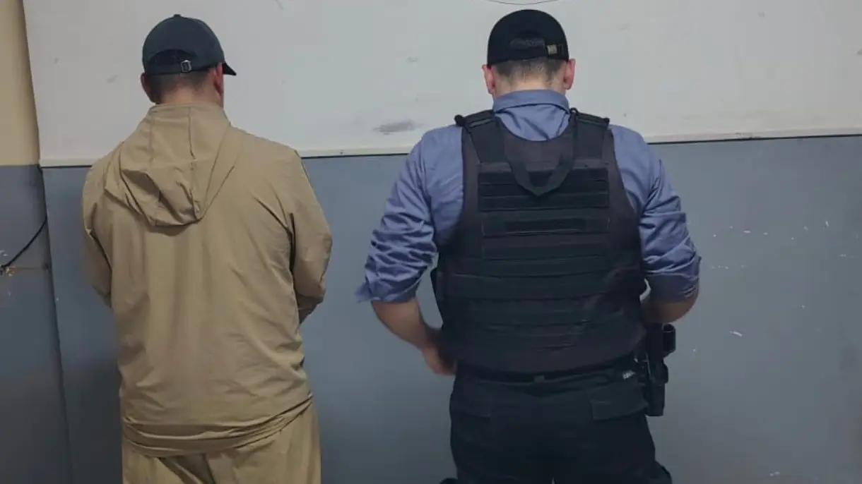En Viedma un procedimiento la policía detuvo a un hombre y secuestró un arma