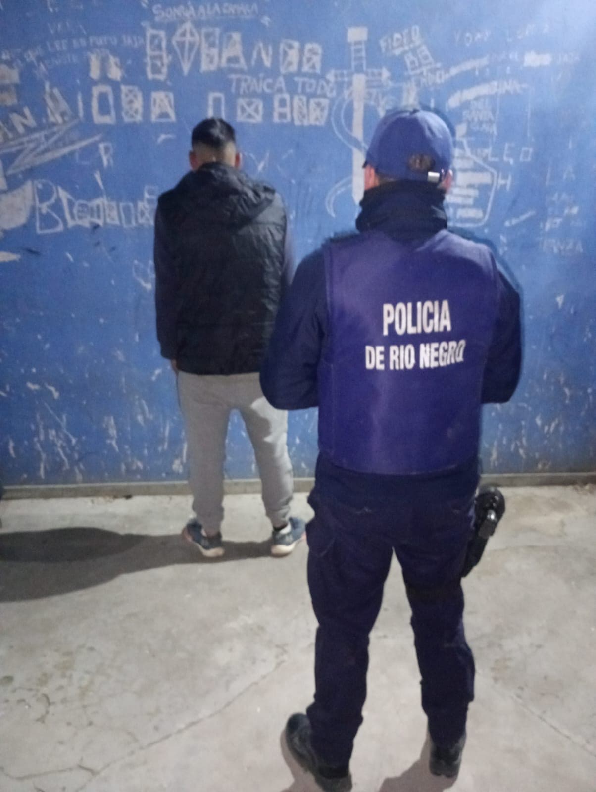 Detuvieron a un hombre después de ocasionar incidentes frente a un supermercado de Viedma