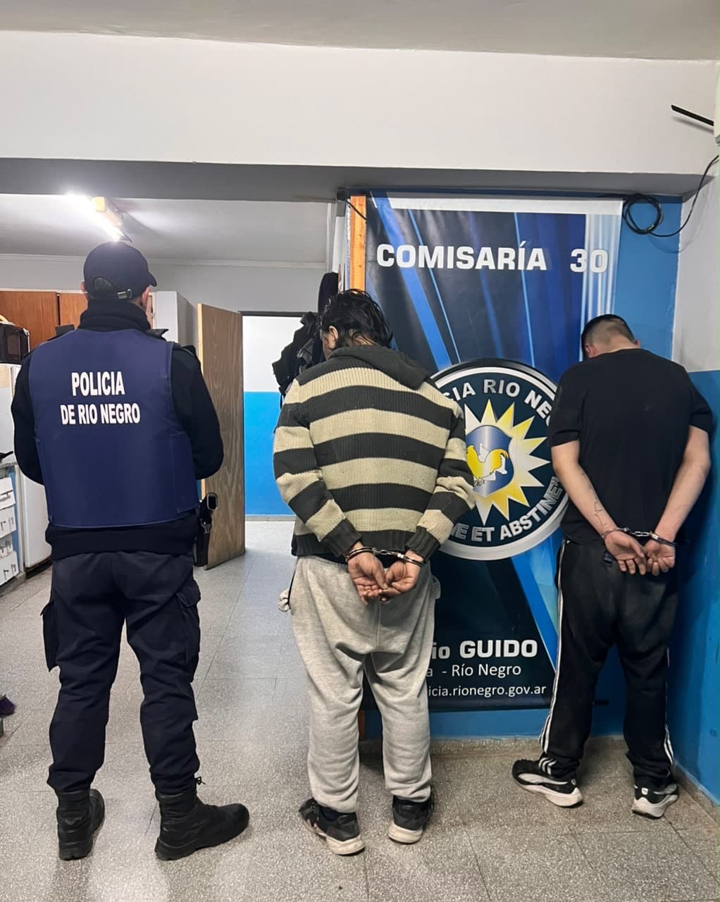 Detuvieron a dos hombres que acarreaban una moto robada y se dieron a la fuga luego de ver a la policía