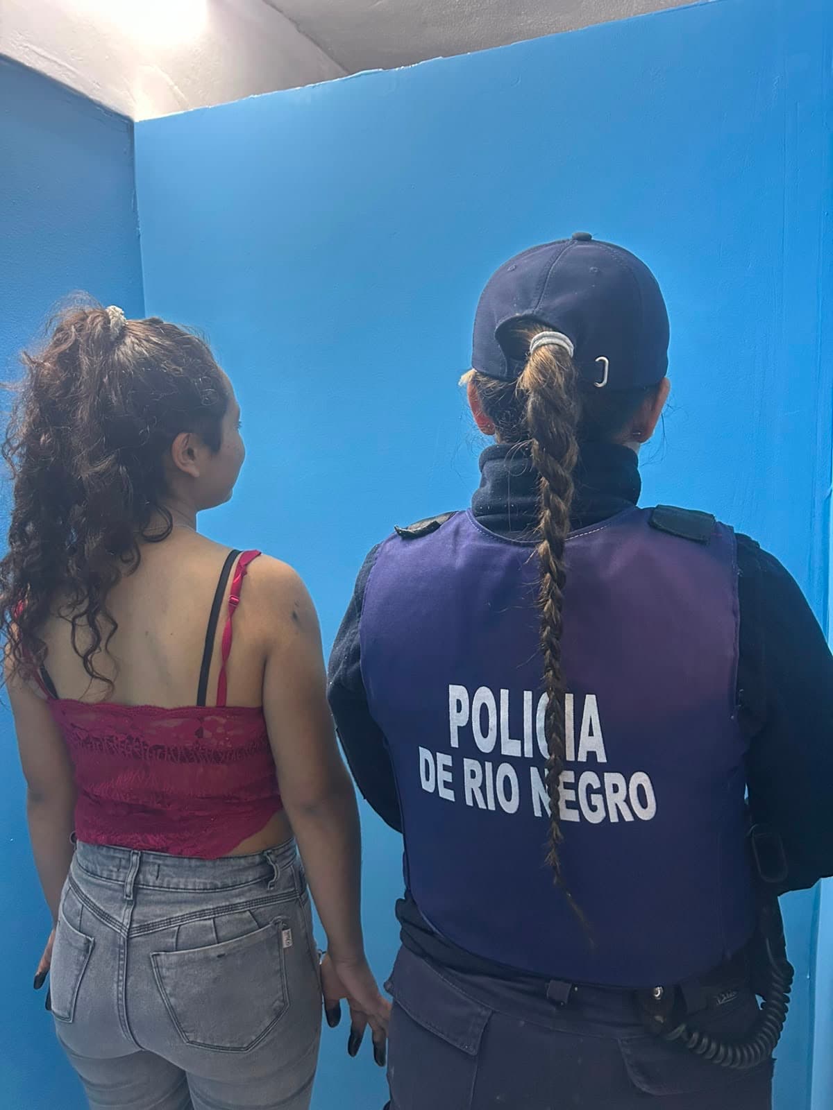 Una mujer con pedido de captura vigente fue detenida en el barrio 1016 de Viedma