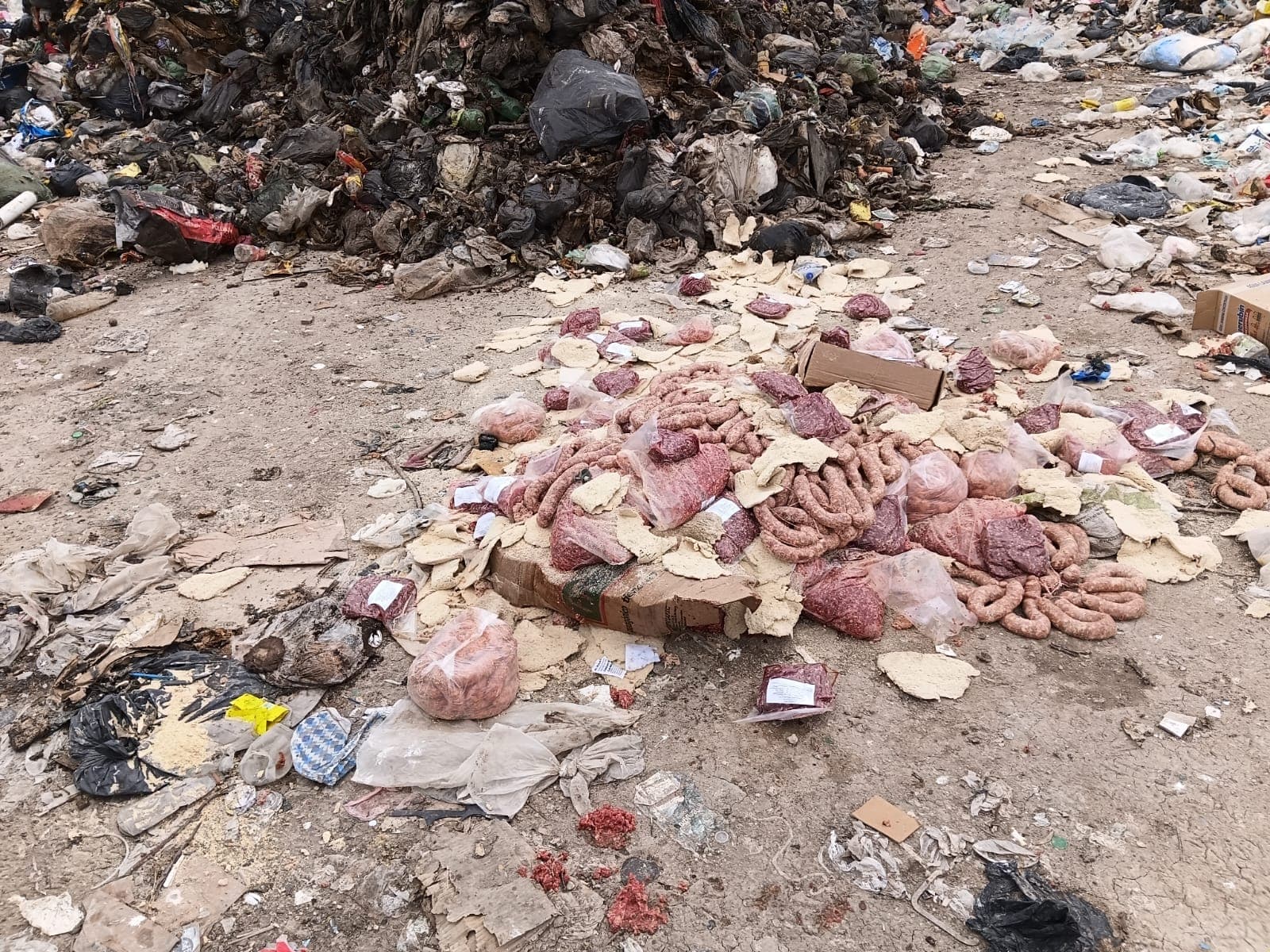 La policía decomisó tres toneladas de carne y productos cárnicos en una fábrica de chacinados