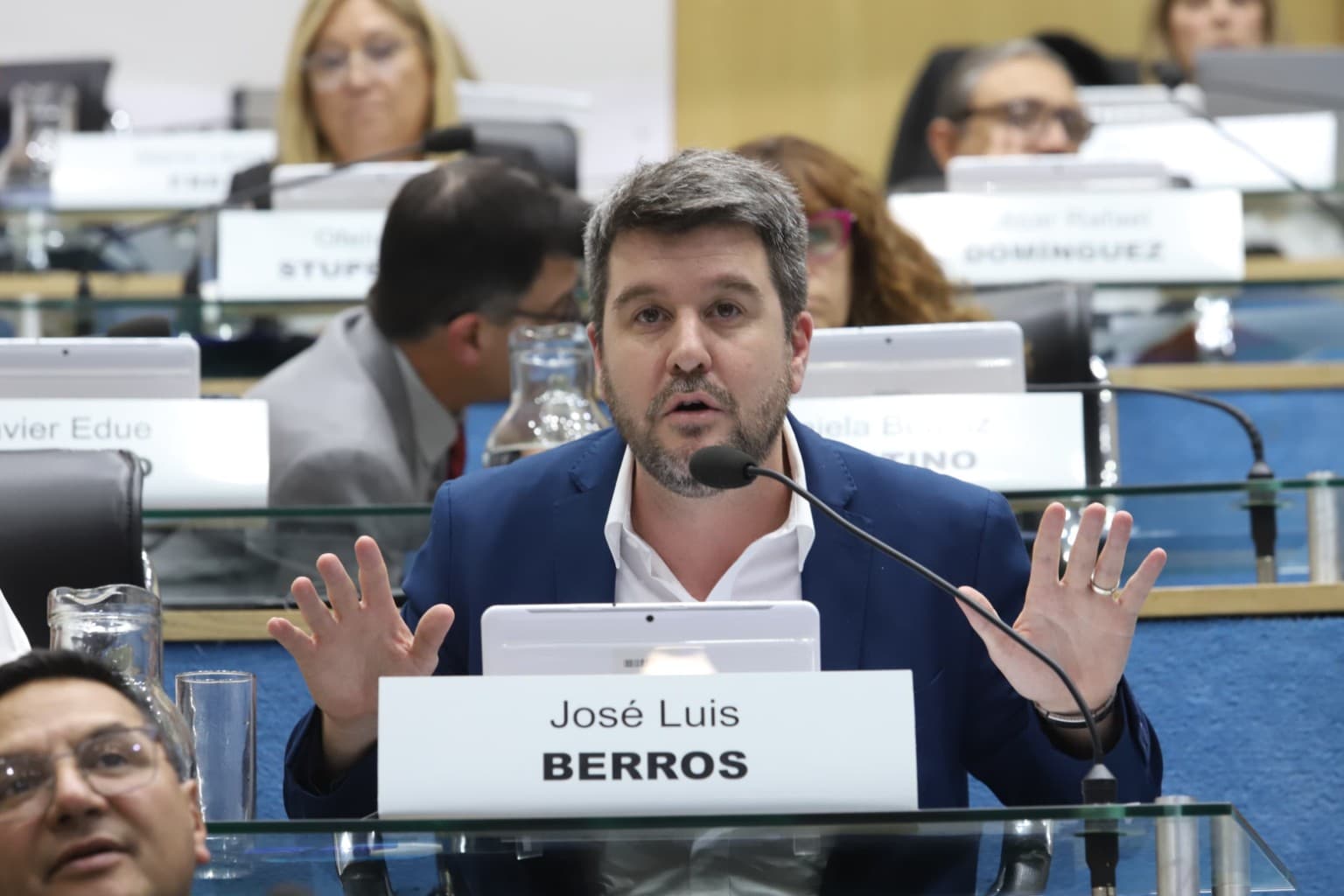Le exigen a Weretilneck que de explicaciones por la contratación de una empresa privada para el control facial de trabajadores estatales