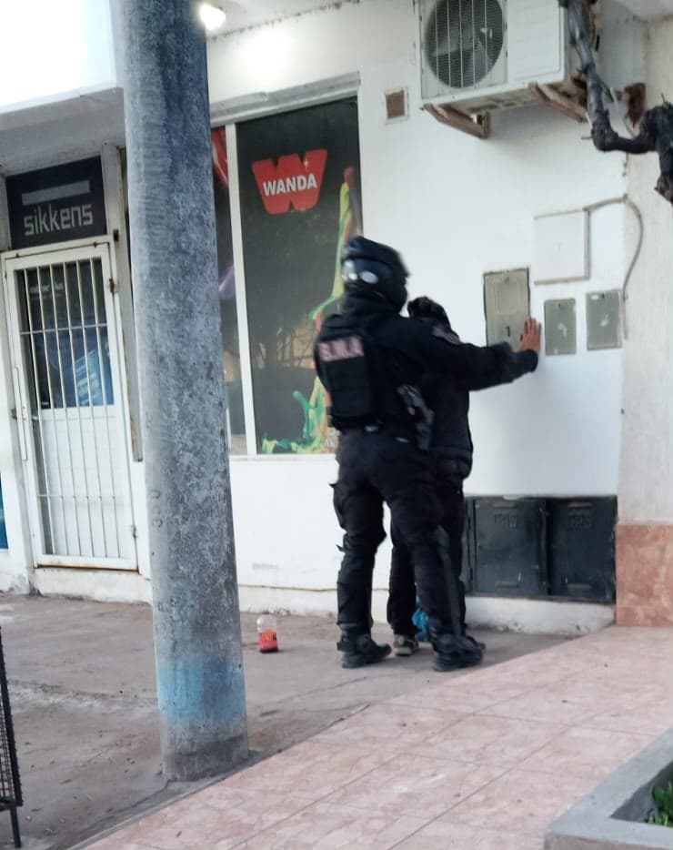Detuvieron en Viedma a un hombre luego de romper el vidrio de una estación de servicio