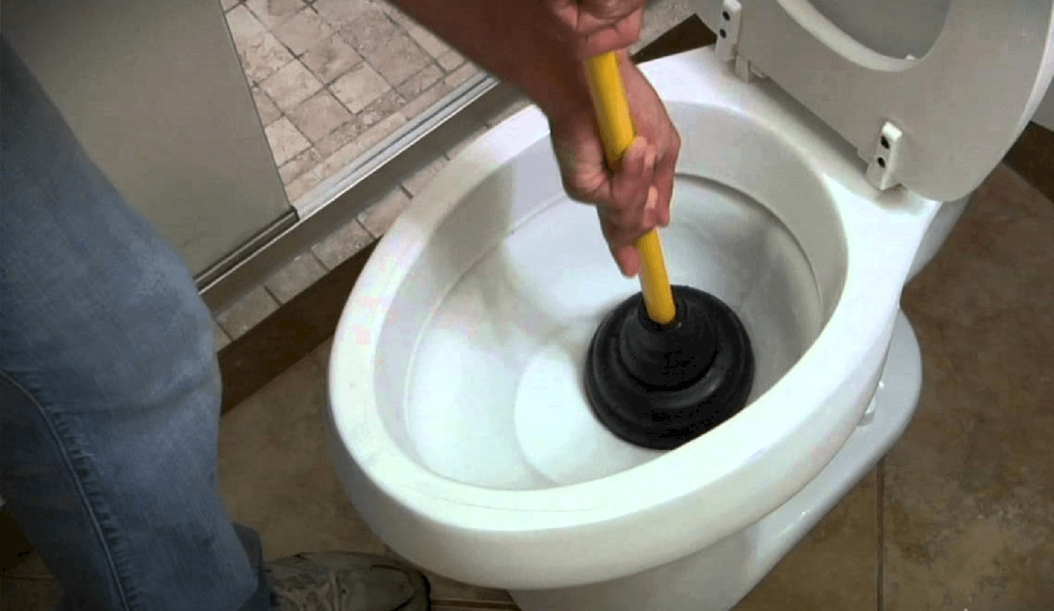 Iba al baño del hospital de Viedma porque en el departamento que alquilaba se inundaba por las cloacas