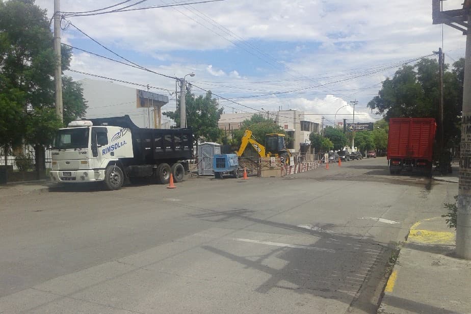 Recambian el colector cloacal de calle Guido entre Buenos Aires y Gallardo