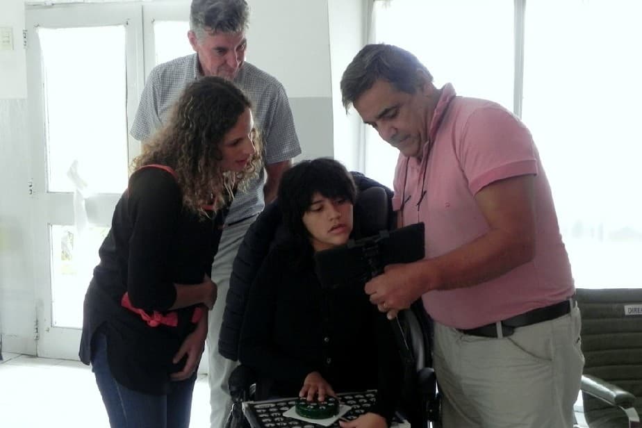 Una estudiante con parálisis cerebral podrá manejar la computadora en la escuela con un dispositivo de comunicación digital