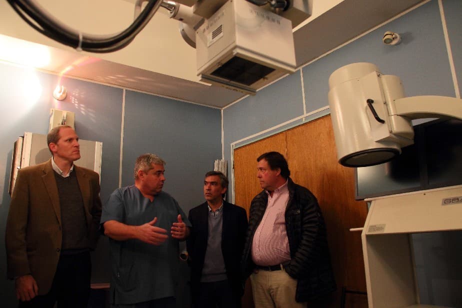 Weretilneck recorrió el Hospital Zatti y visitó la sala donde funcionará el nuevo tomógrafo