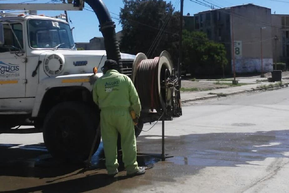 Aguas Rionegrinas realizó mantenimiento en barrios FONAVI de Viedma