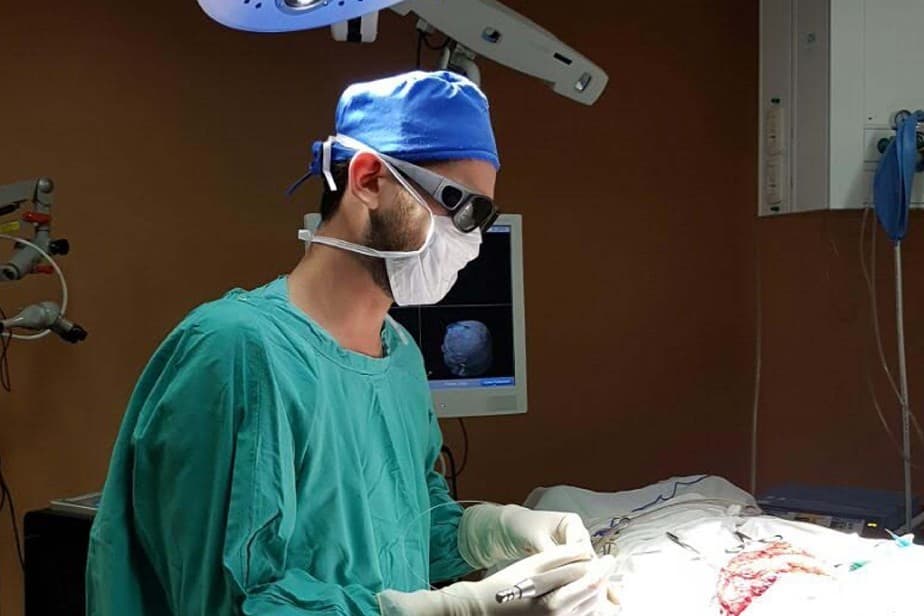 Médicos públicos realizaron la primera intervención con un neuronavegador en la Provincia