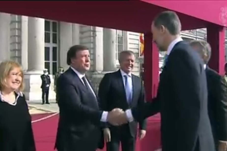 Weretilneck participó de la ceremonia de recepción oficial que ofrecieron los reyes de España, Felipe VI y Letizia Ortiz