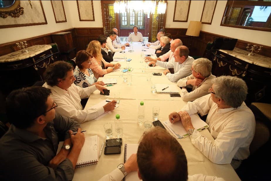 Habrá cambios de funcionarios antes y después de las elecciones de octubre afirmó el Gobernador