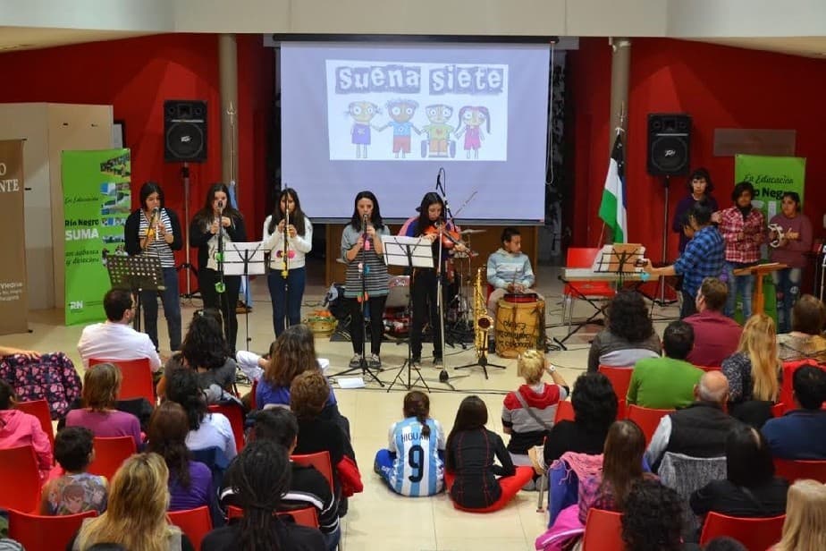 La banda Suena Siete festejó cinco años tocando en el Concejo Deliberante de Viedma