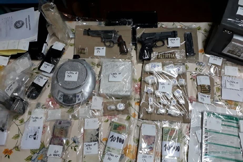 Secuestran más de un millón de pesos falsos y 1,67 Kg de droga