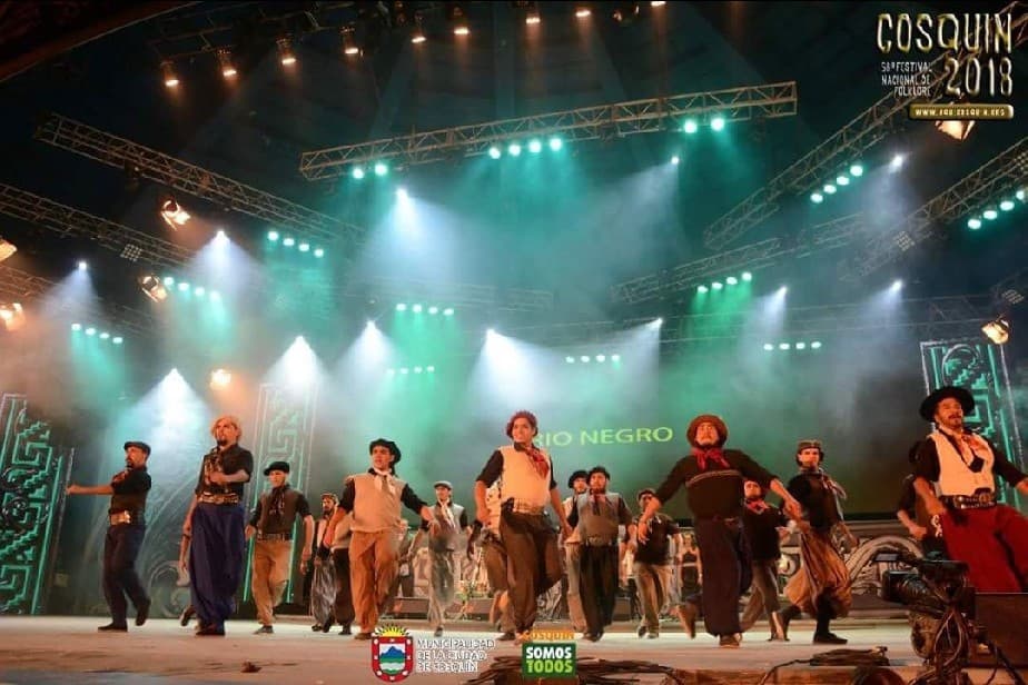 Los mejores folkloristas de la provincia en la noche de Cosquín