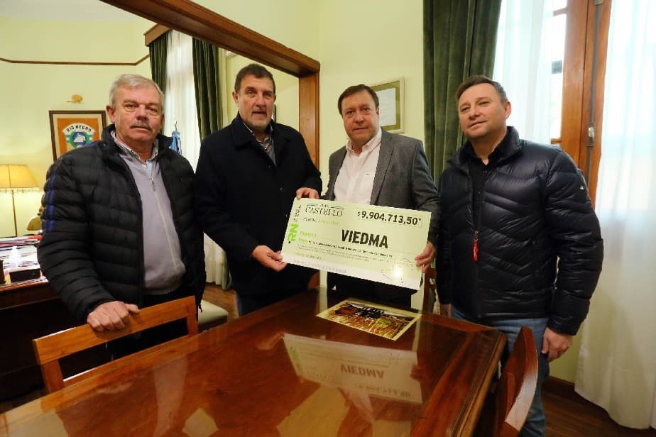 Weretilneck le entregó el cheque por mas de nueve millones de pesos a Foulkes del Plan Castello