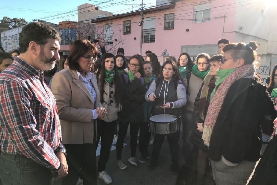 Educación promueve el debate en las escuelas por la interrupción legal del embarazo
