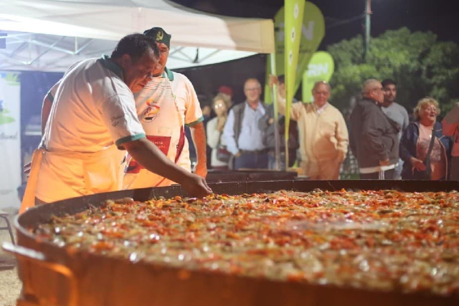 Los veraneantes degustaron la pella gigante en Las Grutas