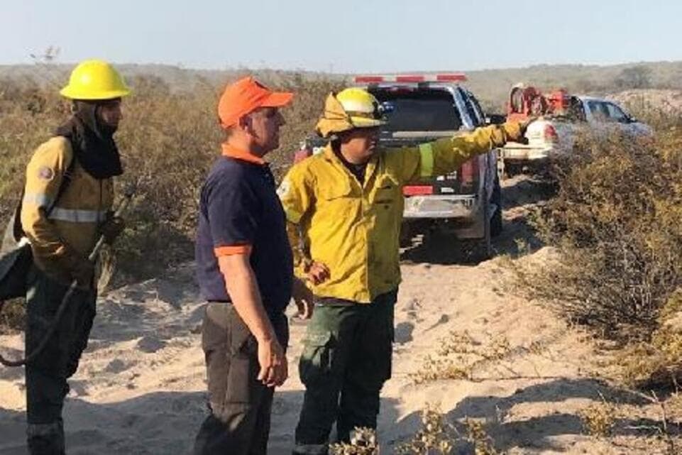 Protección Civil continúa con la coordinación de los trabajos en incendio cerca de Las Grutas