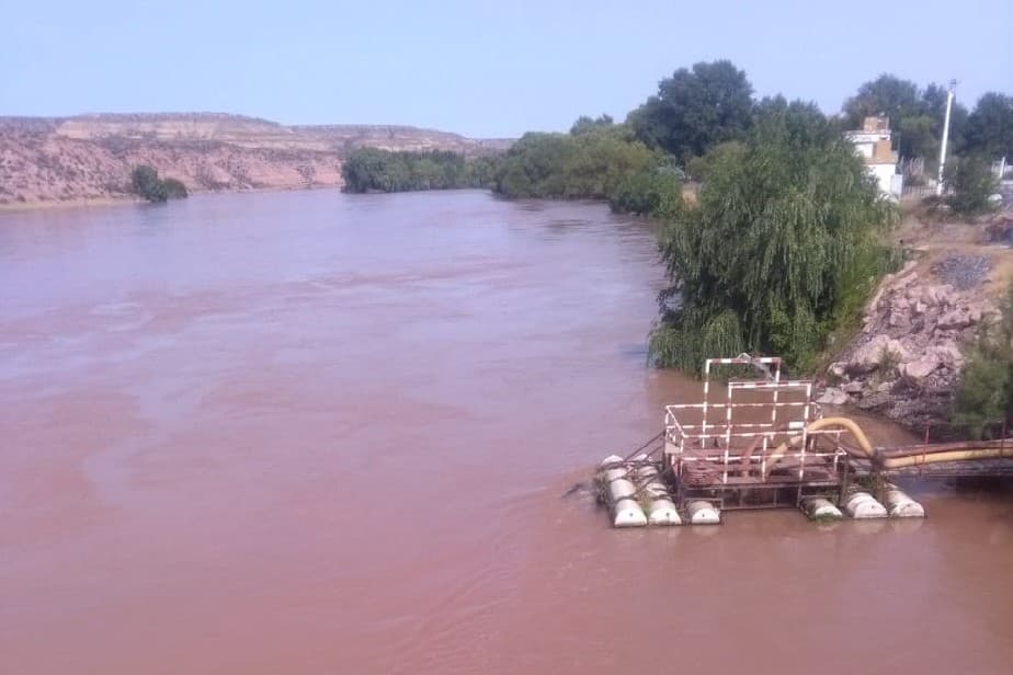 Altos índices de turbiedad en el río Negro condicionan el servicio de agua potable
