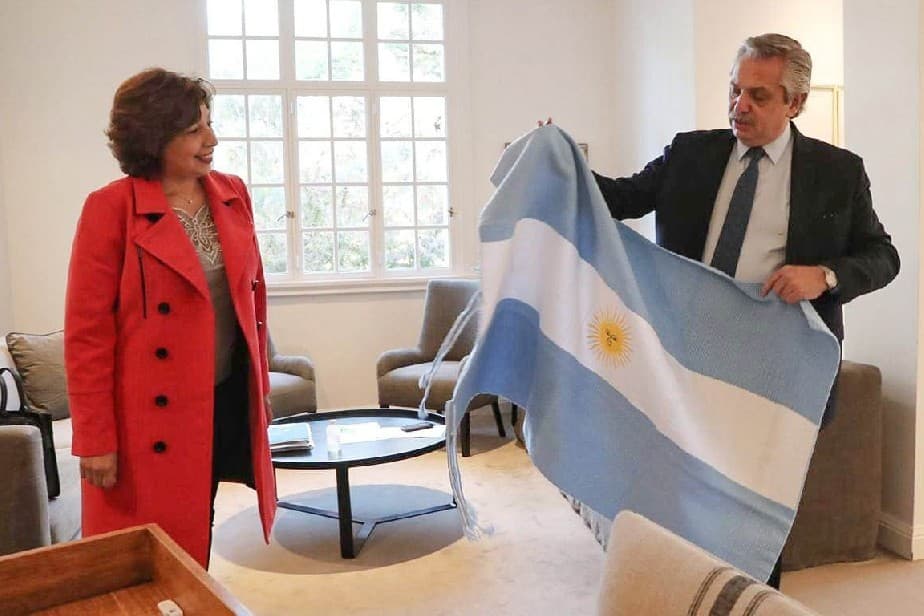Carreras le regaló una Bandera especial Fernández y él se comprometió con financiamiento para obras