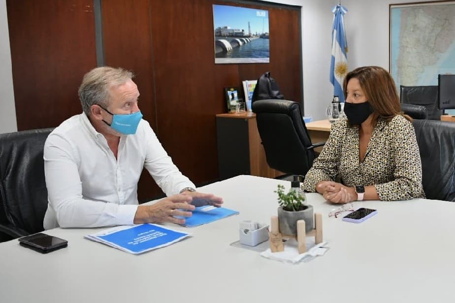 Carreras firmó convenio para licitar la nueva planta potabilizadora de agua de Viedma