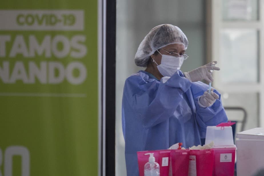 Sin turno se vacuna contra el Covid a personas mayores de 30 años sin factores de riesgo en Viedma