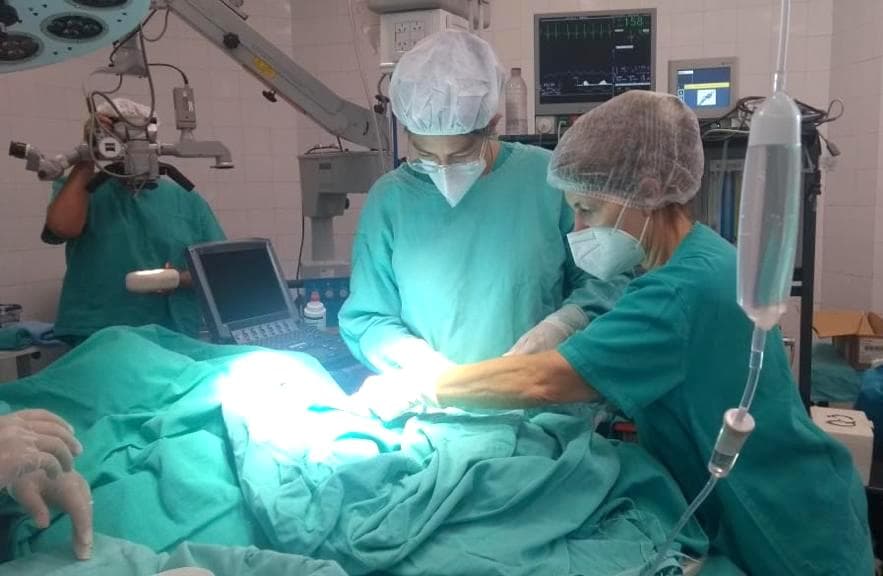 Condenan a una clínica y anestesista por violencia obstétrica durante una cesárea