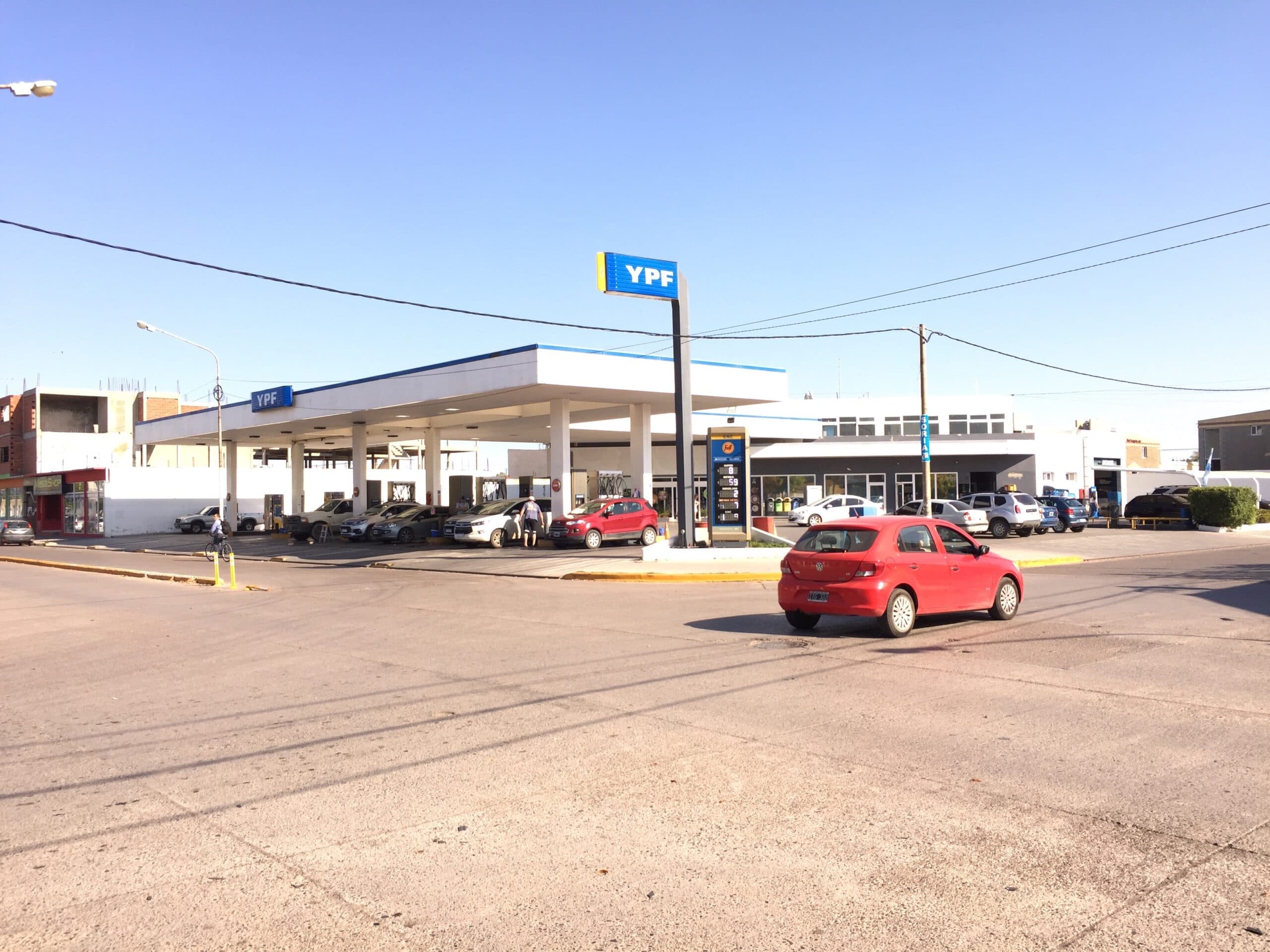 YPF aumentó 4,5% promedio los combustibles