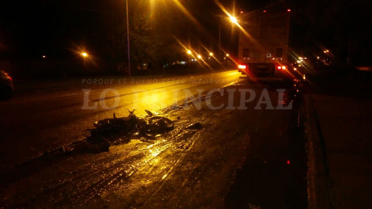 Muere una persona que circulaba en moto y fué atropellada por un camión