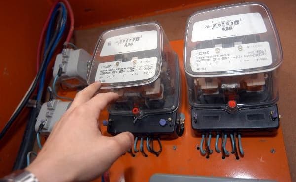 Le retiraron por error el medidor de luz, fue en Viedma, la empresa ahora deberá pagar el daño causado
