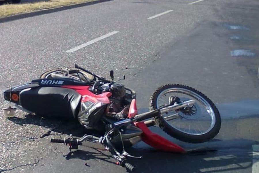 Un chofer de una motoniveladora dejó un montículo de piedra en la ruta y un obrero en moto lo chocó