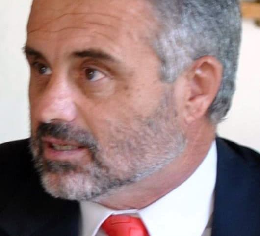 Curetti rubricó el convenio para la continuidad de las 77 viviendas, el cordón cuneta y vereda del barrio Néstor Kirchner
