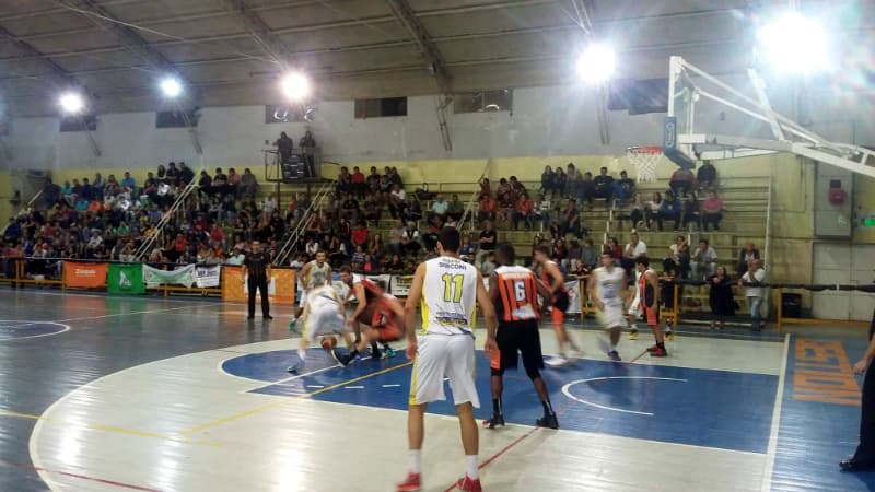 Atenas perdió de visitante y le cortaron la racha ganadora