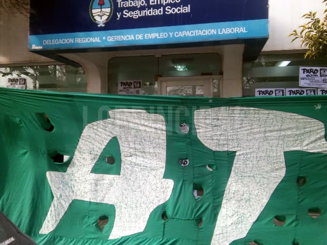 ATE y alumnos de las universidades de Viedma protestan por los despidos en la provincia