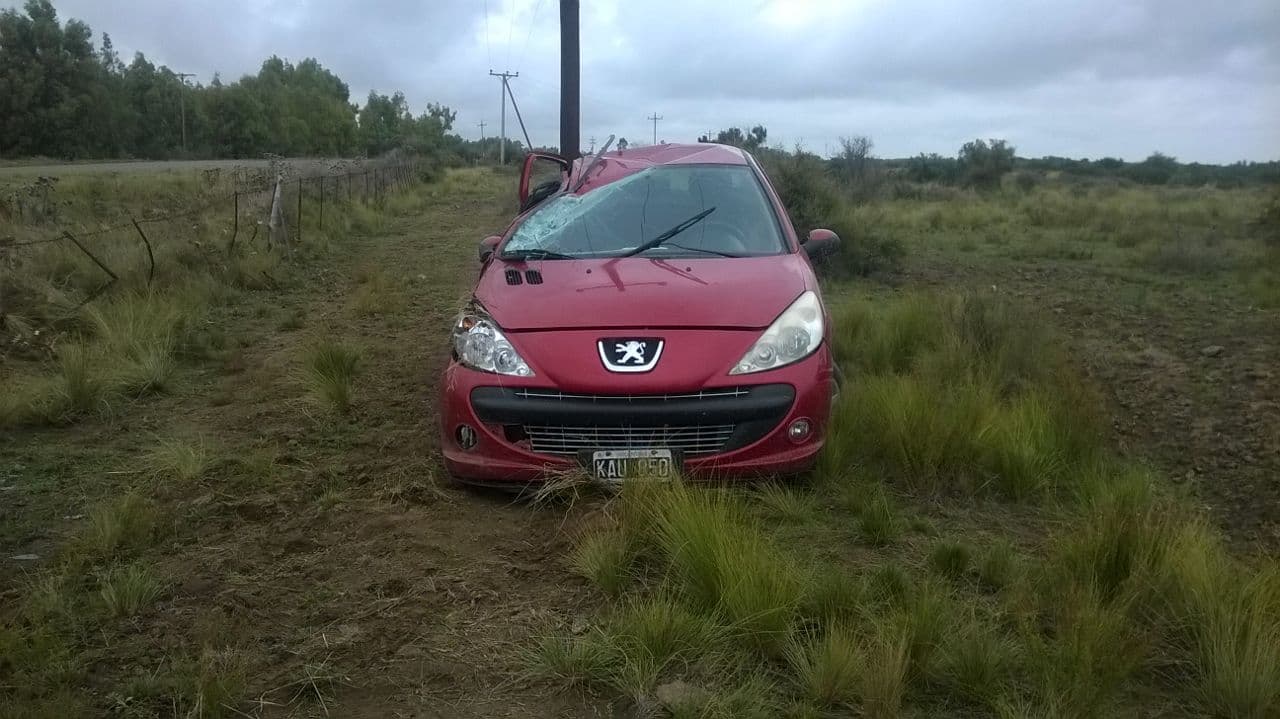 Un hombre de 70 años volcó en su auto luego de perder el control sobre la Ruta Nº 1