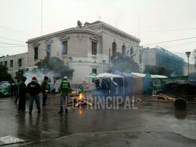 Comenzó el acampe de ATE por dos días en frente de la Casa de Gobierno para que se reabran las paritarias