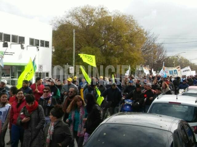 Más de 500 personas de diferentes gremios protestan, le dicen no a los despidos y piden recomposición salarial