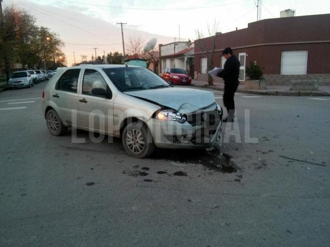 Chocaron dos autos en Viedma pero solo sufrieron daños materiales, no hubo heridos de gravedad
