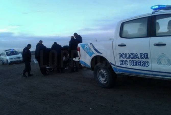 Importante choque entre un auto y una moto terminó con una mujer hospitalizada en Viedma