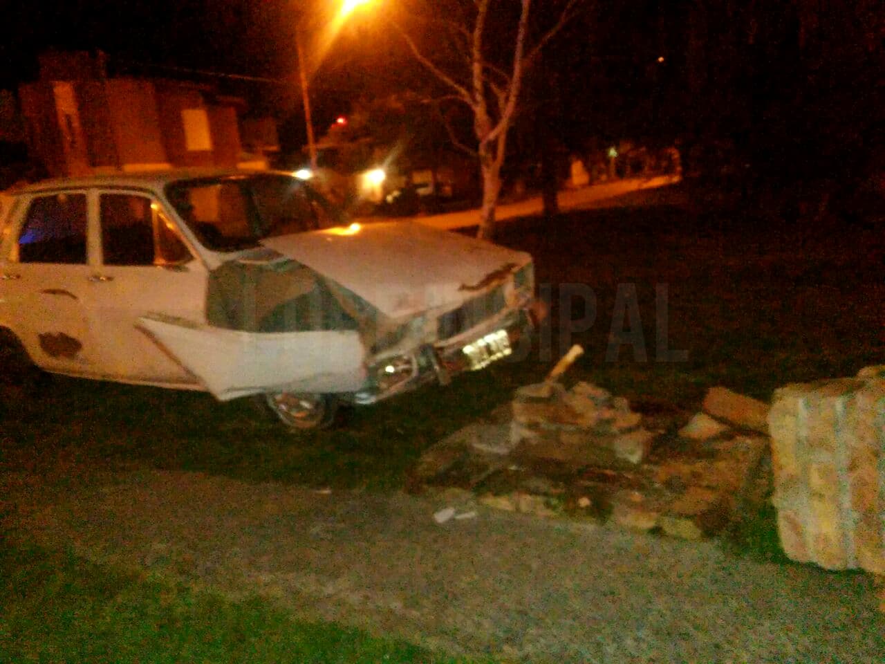 Terminó arriba del Boulevard Ituzaingó y chocó contra el monumento