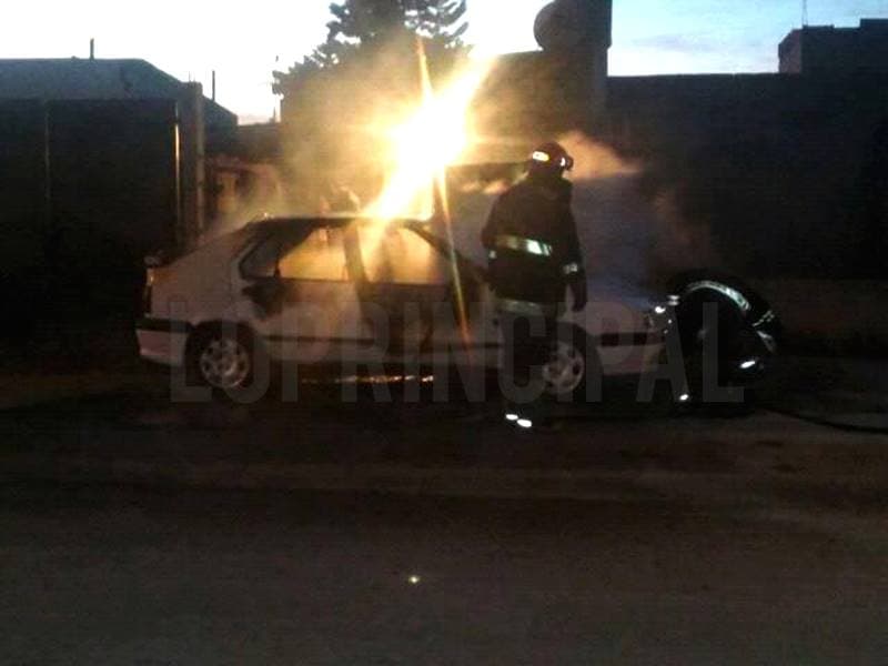Queman dos autos en el barrio Lavalle