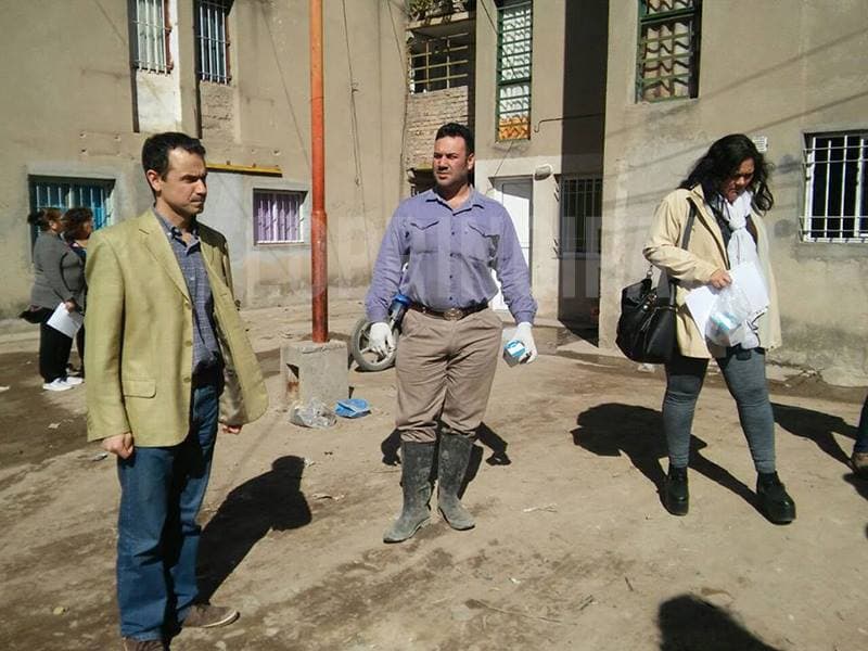 Vecinos viedmenses reclaman una rápida solución al agua estancada por las cloacas
