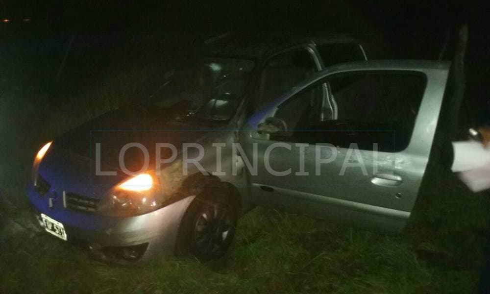 Durante el fin de semana hubo un vuelco y un auto terminó en la banquina