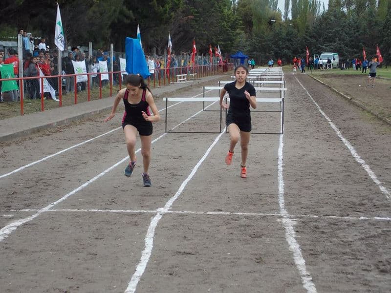 Gran convocatoria de jóvenes en las finales de atletismo de los Juegos de Río Negro
